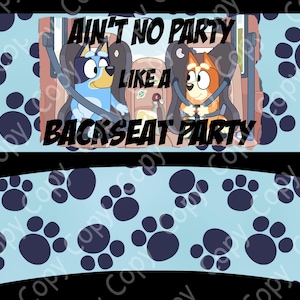 Puede incluir: Una envoltura azul claro estampada con huellas de patas azul oscuro. El texto "AIN'T NO PARTY LIKE A BACKSEAT PARTY" se muestra sobre una imagen de dibujos animados de dos perros en un coche. La envoltura está diseñada para adaptarse a una taza.