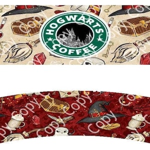 Puede incluir: Funda decorativa de papel para taza con un diseño de Hogwarts Coffee. El diseño incluye un logotipo de Hogwarts, una escoba, un cofre del tesoro, un sombrero de mago y otros elementos mágicos. El fondo es de color beige.