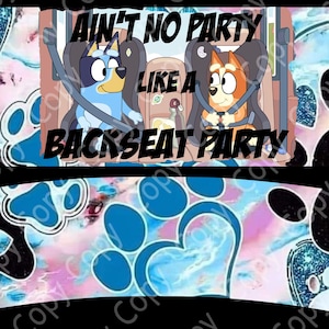 Puede incluir: Un diseño con el texto "AIN'T NO PARTY LIKE A BACKSEAT PARTY" y personajes de dibujos animados. El fondo tiene un efecto acuarela con tonos rosas, azules y blancos, y huellas de patas.