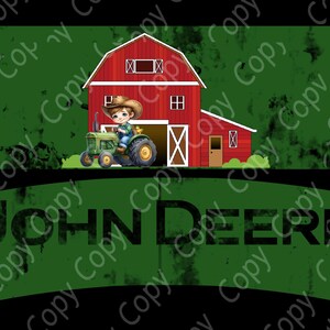 Puede incluir: Un diseño verde y rojo con un granero rojo con un granjero de dibujos animados en un tractor verde. El texto "JOHN DEERE" se muestra en letras negras grandes y en negrita sobre un fondo verde.