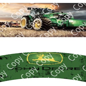 Puede incluir: Tractor John Deere verde y amarillo en un campo con un atardecer de fondo. La parte inferior de la imagen muestra el logotipo de John Deere y las palabras "JOHN DEERE" sobre un fondo verde.