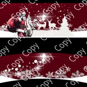 Puede incluir: Un diseño festivo con Papá Noel, renos y un árbol de Navidad sobre un fondo rojo. Los copos de nieve y las estrellas blancas se suman al tema navideño. Adecuado para un vaso o producto similar.