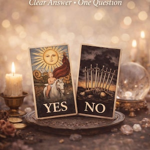 Puede incluir: Dos cartas de tarot, etiquetadas como "SÍ" y "NO", se muestran en un plato decorativo. La carta "SÍ" presenta un sol con una cara y una figura sobre un caballo blanco. La carta "NO" muestra espadas y una figura en el suelo. El texto "YES / NO TAROT" está en la parte superior.