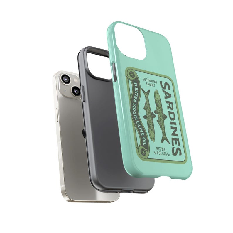 Peut inclure: Une coque de t&eacute;l&eacute;phone bleu turquoise avec un design de bo&icirc;te de conserve de sardines de style vintage. La bo&icirc;te pr&eacute;sente une &eacute;tiquette verte et dor&eacute;e avec le texte "SARDINES" et "SUSTAINABLY CAUGHT IN EXTRA VIRGIN OLIVE OIL". La bo&icirc;te a &eacute;galement un poids net de 125 g.