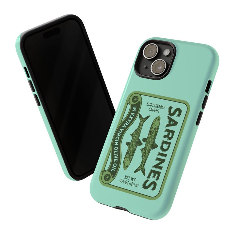 Peut inclure: Une coque de t&eacute;l&eacute;phone bleu turquoise avec un design de bo&icirc;te de conserve de sardines de style vintage. La bo&icirc;te pr&eacute;sente une &eacute;tiquette verte avec le texte "SARDINES" dans un encadr&eacute; blanc, "SUSTAINABLY CAUGHT" en texte plus petit, et deux sardines dans de l'huile d'olive extra vierge. Le poids net est indiqu&eacute; comme &eacute;tant de 125 g (4,4 oz).