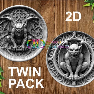 Puede incluir: Dos esculturas en relieve de gárgolas grises con alas detalladas y expresiones amenazantes. Las esculturas son circulares, con marcos ornamentados de estilo gótico. Los textos "2D" y "TWIN PACK" son visibles. El fondo es un patrón de vetas de madera.