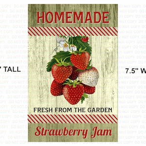Puede incluir: Un fondo de madera verde y blanco con rayas rojas y blancas. El texto "HOMEMADE" está en letras rojas. Un racimo de fresas rojas con hojas verdes cuelga de una vid. El texto "FRESH FROM THE GARDEN" está en letras rojas. El texto "Strawberry Jam" está en letras rojas. El texto "11.5" TALL" está en letras negras. El texto "7.5" WIDE" está en letras negras.