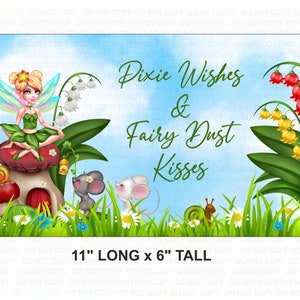 Puede incluir: Una ilustración caprichosa con un hada sentada en un hongo con un vestido verde y alas. El fondo es un cielo azul con nubes blancas y hierba verde. El texto "Dixie Wishes & Fairy Dust Kisses" está escrito en letras verdes. La imagen mide 11 pulgadas de largo y 6 pulgadas de alto.