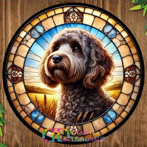 Puede incluir: Un diseño de vitral con un perro marrón y blanco de pelo rizado. El perro mira hacia la derecha y está situado sobre un fondo de un campo de hierba alta y un cielo azul. El diseño de vitral está enmarcado en una forma circular con un borde negro.