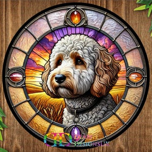 以下が含まれることがあります： 夕焼けの背景にゴールデン・ドゥードル犬が描かれたステンドグラスのデザイン。犬は、カラフルなステンドグラスのアクセントが施された円形のフレームで囲まれています。
