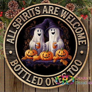 Puede incluir: Cartel de madera redondo con el texto "ALL SPIRITS ARE WELCOME BOTTLED ONES TOO". El cartel presenta dos fantasmas de dibujos animados con sombreros de bruja y bebidas, con calabazas talladas. El cartel está rodeado por un marco de madera.