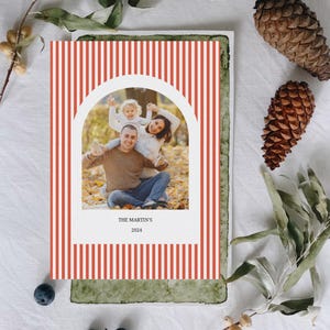 Eenvoudige kerstfotokaart met rode strepen boog kerstfoto afdrukbare kerstkaarten direct downloaden