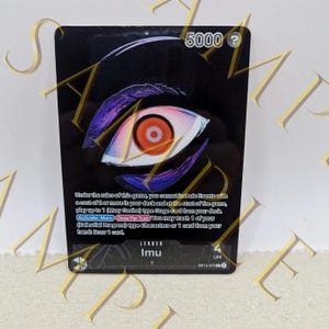 Puede incluir: Carta de juego negra con un ojo estilizado en rojo y morado. La carta muestra el número "5000" e instrucciones del juego. Está etiquetada como "LEADER Imu" con un valor de vida de 4. Juego de cartas coleccionables.