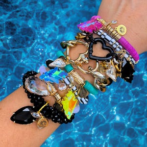 Pulsera de eslabones gruesos con dijes / Joyería para festivales Neon Dopamine