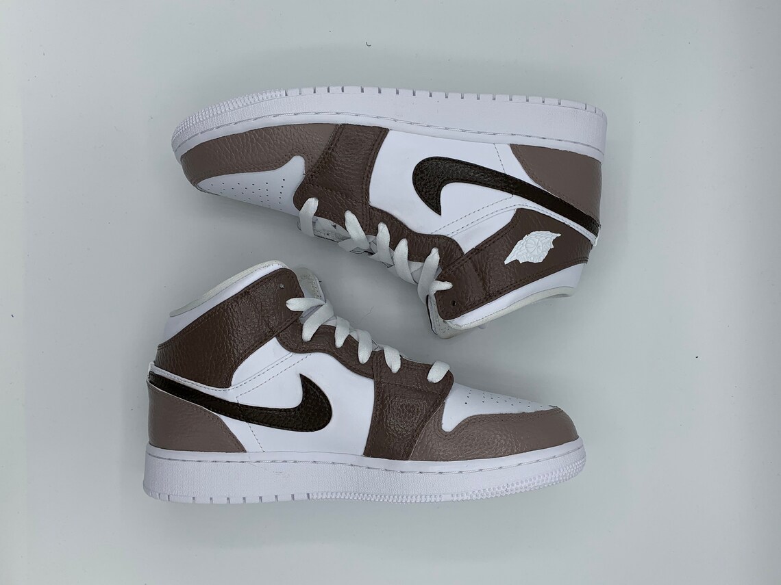 jordan 1 mid se dark chocolate on feet