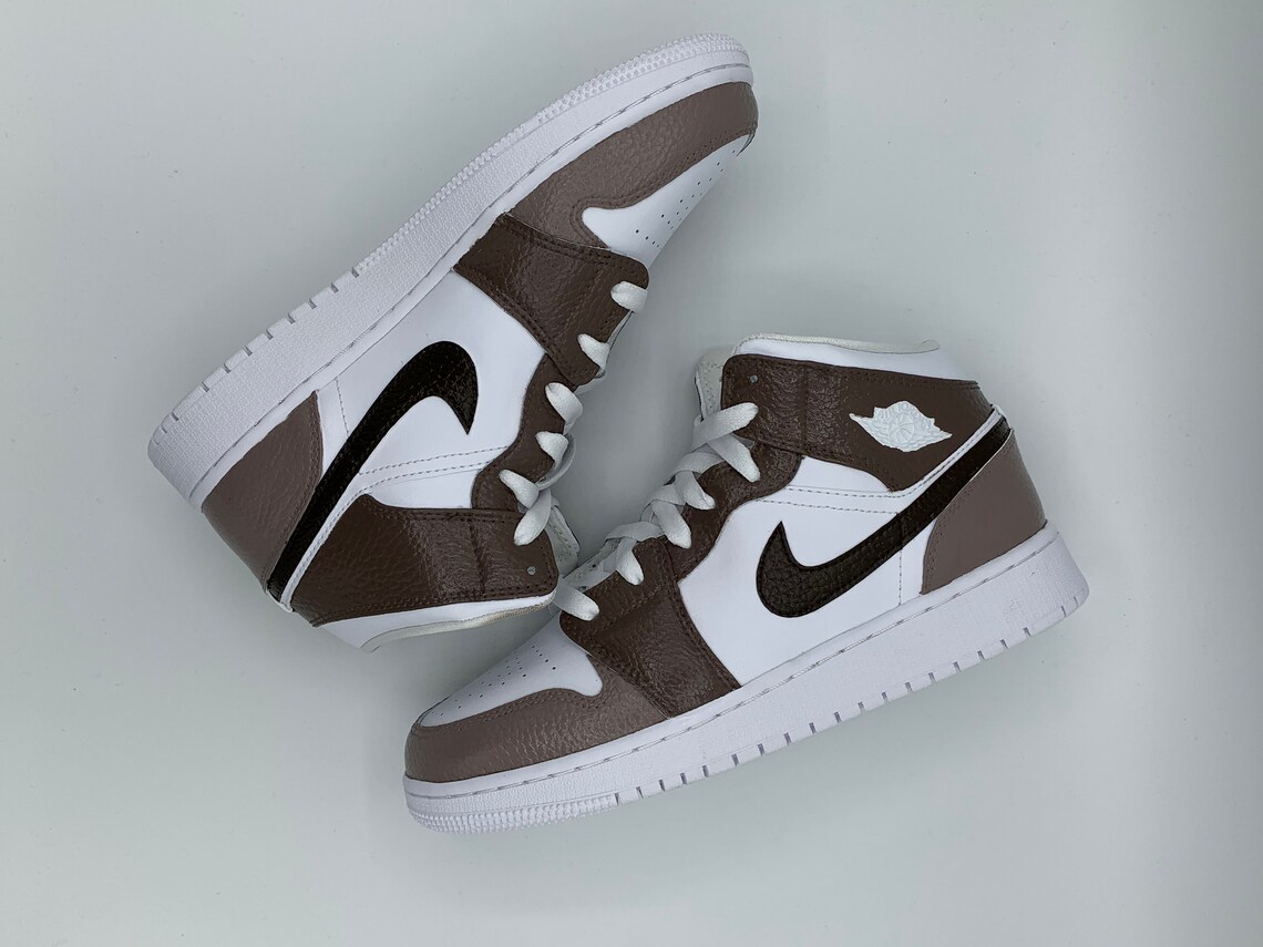 jordan 1 mid se dark chocolate on feet