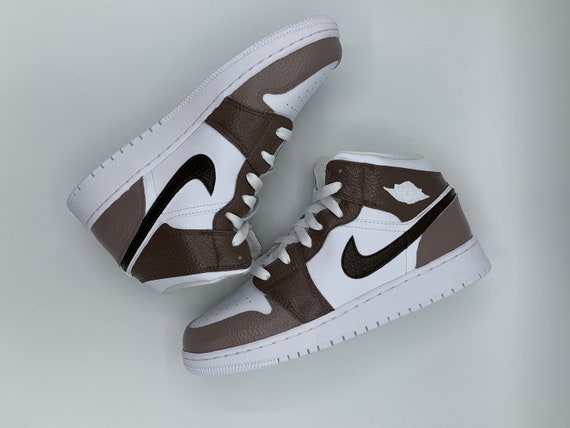 Jordan 1 Mid SE Dark Chocolate : r/Sneakers