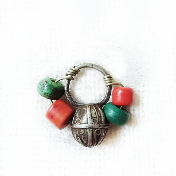 Pendentif amazigh ancien / parure de cheveux Perles d’argent et de plastique Maroc