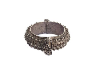 Antique silver Yemeni bracelet, old ethnic cuff Yemen