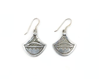 Boucles d'oreilles touareg tribales en argent ciselé faites à la main Boucles d'oreilles en argent amazigh