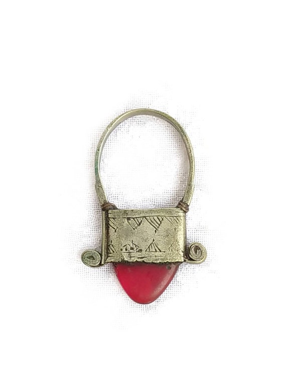 Antique red glass Tuareg pendant In-Gall Niger chi