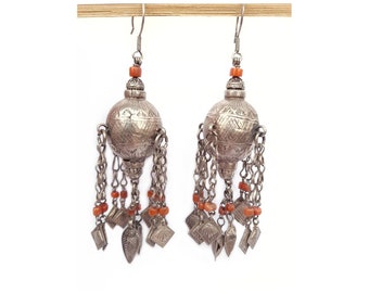 Boucles d'oreilles ethniques longues en argent et corail afghans Mazar-I-Sharif Afghanistan Bijoux anciens d'Asie centrale