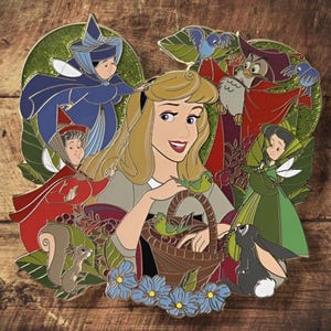 Op de afbeelding: Een kleurrijke emaille pin met prinses Aurora uit Doornroosje, omringd door bosdieren en feeën. De pin heeft een gouden omtrek en bevat blauwe, groene, rode en bruine kleuren. Het ontwerp omvat een mand, vogels en bloemen.