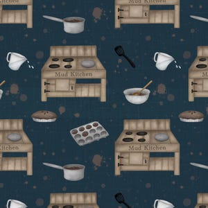 Può includere: Motivo ripetuto con illustrazioni a tema cucina su sfondo blu scuro. Il design include cucine in miniatura con la scritta "Mud Kitchen", pentole, torte, pirottini e brocche. Schizzi marroni aggiungono un tocco rustico al design.