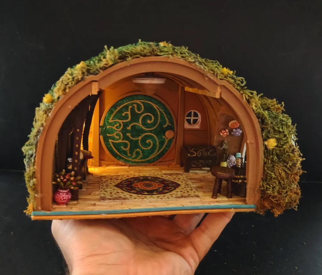 The Lord of the Rings Hobbit Bag End Book Nook Miniature Diorama ...