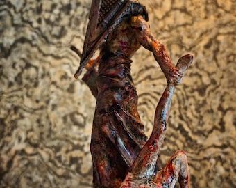 Silent Hill piramide hoofd en verpleegkundige standbeeld – handgemaakte horror diorama – bloederige scène figuur – donkere kunst collectible – horror game fan cadeau