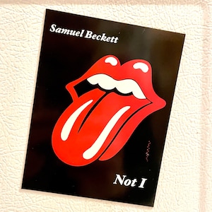 Puede incluir: Pegatina en blanco y negro con un gráfico de lengua y labios rojos. El texto "Samuel Beckett" y "Not I" está impreso en blanco.