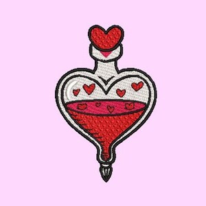 Puede incluir: Parche bordado con una botella de poción en forma de corazón llena de líquido rojo y pequeños corazones. La botella tiene un contorno blanco y un tapón rojo en forma de corazón. El fondo es de color rosa claro.