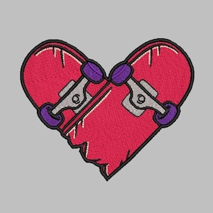 Puede incluir: Un parche rojo en forma de corazón con dos patinetas formando la forma del corazón. Las patinetas son moradas y grises con ruedas rojas.