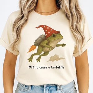 Off to Cause a Kerfuffle Frog T-shirt PNG, grappig raar gezegde, uniek volwassenen mannen vrouwen meme grafisch sarcastisch, schattig goblincore-shirt