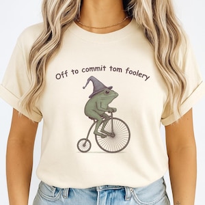 Off to Commit Tom Foolery Frosch T-Shirt PNG, lustiges Weirdcore Sprichwort, einzigartige Erwachsene Männer Frauen Meme Grafik sarkastisch, süßes Goblincore Shirt