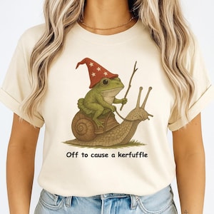 Off to cause a Kerfuffle Frog T-shirt PNG, dicton bizarre drôle, Unique adultes hommes femmes Meme graphique sarcastique, chemise goblincore mignon