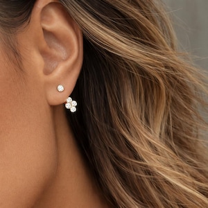 Pendientes de oro macizo de 14 quilates con diamantes en racimo, estilo minimalista.