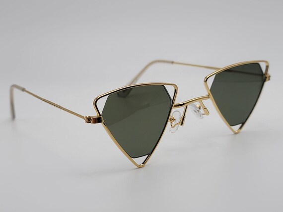 Embrace Retro Chic with Our Captivating Triangle Vintage Sunglasses | Sunglasses  vintage, Ebay sunglasses, Sunglasses