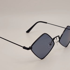 Popular Fashion Medium Rhombus Unisex Luxury Sunglasses  Vintage Punk Men Sun Glasses Shades UV400Black Color Gold Frame