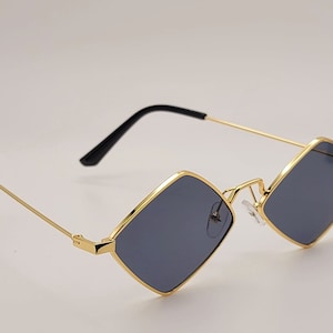 Popular Fashion Medium Rhombus Unisex Luxury Sunglasses  Vintage Punk Men Sun Glasses Shades UV400Black Color Gold Frame