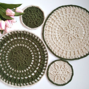 Puede incluir: Cuatro doilies de ganchillo en colores verde y crema. Los doilies son redondos y tienen un delicado patrón de encaje.