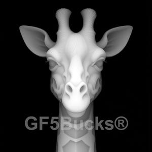 Peut inclure: Une sculpture de girafe blanche stylisée, avec une tête et un cou détaillés, portant le texte "GF5Bucks®" sur le cou. La sculpture présente un motif géométrique sur le cou et une base décorative avec des motifs tourbillonnants, sur fond noir.