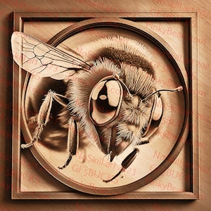 Può includere: Intaglio in legno color seppia di un'ape, incorniciato in un cerchio e una cornice quadrata in legno. I dettagli dell'ape, comprese ali, occhi e corpo, sono intagliati in modo intricato, mostrando la consistenza del legno.