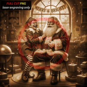 Op de afbeelding: Een sepia-afbeelding van de Kerstman en een elf die elkaar omarmen. De Kerstman, met een lange witte baard en een bril, zit op een stoel. De elf, gekleed in een groen en bruin outfit met gestreepte kousen, lacht. De tekst "MERRY & BRIGHT!" staat boven hen.