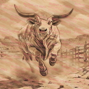 Op de afbeelding: Een witte stier met bruine markeringen rent in een stoffig, bruin landschap naar de kijker toe. De stier bevindt zich in een omheind gebied met houten rails. De hoorns van de stier zijn lang en puntig. De ogen van de stier zijn donker en intens. De mond van de stier is lichtjes open, alsof hij gaat brullen.