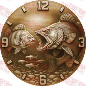 以下が含まれることがあります： 2匹の魚の詳細なイラストが描かれた丸い時計の文字盤。1匹は口を開けており、他の小さな魚も描かれています。時計には、3、6、9、12の位置に大きな金属のような数字があります。背景は茶色の水中シーンです。