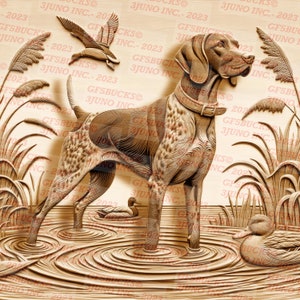 Op de afbeelding: Een houtsnijwerk van een Duitse Kortharige Wijzer die in een vijver staat met twee eenden. De hond is bruin en wit met een zwarte halsband. De eenden zijn bruin en wit met oranje snavels. Het snijwerk is op een houten achtergrond met de tekst "GF5BUCKS" en "3JUNO INC." die overal wordt herhaald.