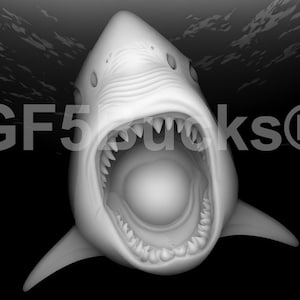Peut inclure: Image en niveaux de gris d'un requin avec la gueule ouverte, révélant des rangées de dents acérées. Le requin est dans l'eau, avec le texte "GF5sucks®" superposé. L'arrière-plan est sombre, suggérant des eaux profondes.