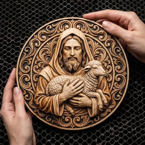 Könnte beinhalten: Ein rundes Holzrelief, das eine Figur mit einem Lamm zeigt. Die Figur, mit Bart und Kapuzenrobe, ist von verzierten, wirbelnden Mustern umgeben. Die Schnitzerei wird von zwei Händen vor einem dunklen, strukturierten Hintergrund gehalten.