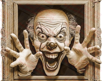 Può includere: Un viso da clown inquietante con un ampio sorriso pieno di denti sporge da una cornice di stile vintage. Il viso del clown è dipinto di bianco con labbra rosse esagerate e un naso grande e bulboso. Gli occhi del clown sono spalancati e fissi, e le sue mani sporgono dalla cornice.